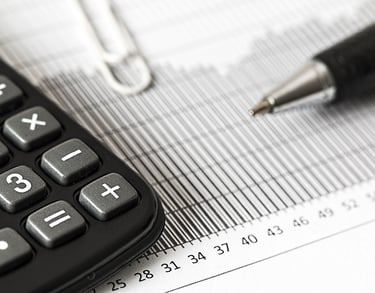 Taschenrechner, Millimeterpapier und Kugelschreiber