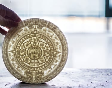 Calendario Azteca o Piedra del sol impresa en 3D en color blanco traslúcido