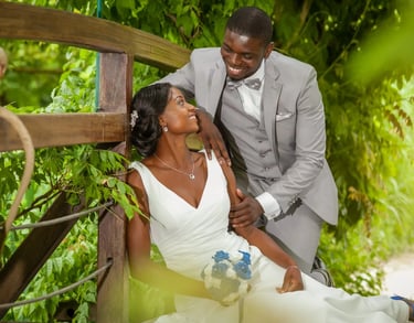 couple sur un pont accroupie