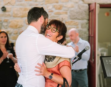 Marié faisant un câlin à sa mère