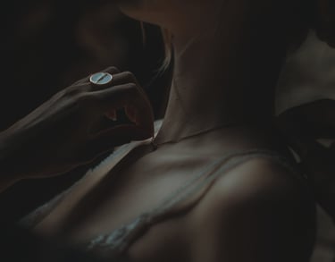 Témoin aidant la marié à se préparer
