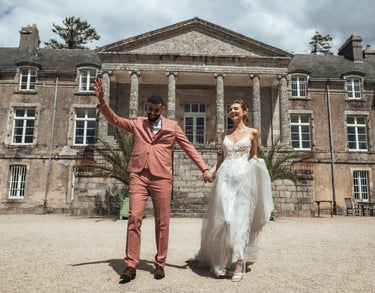  La mariée et le marié heureux marchent ensemble devant un grand édifice.