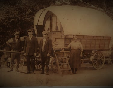 Familie vor altem Planenwagen Puppentheater Wander Theater
