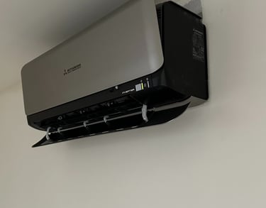 Close-up van Mitsubishi inverter airco binnenunit gemonteerd in woning in Rotterdam-Hoogvliet