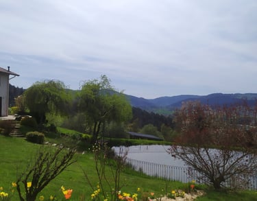 Etang avec vue sur la vallée