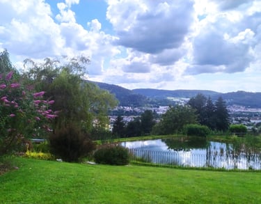Etang avec vue sur la vallée