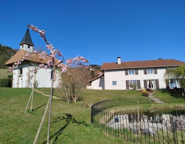 Etang avec la chapelle et la maison
