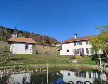 Etang avec vue sur la maison et la chapelle