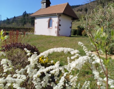 Chapelle avec fleurs de printemps