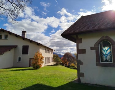Arrière propriété et chapelle à l'automne 