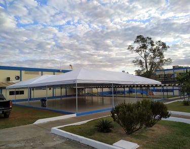 Em vez de construir uma estrutura cara e demorada, a solução foi a locação de uma Tenda Pirâmide