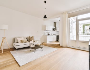 Salon rénové Pose de parquet installation de la cuisine peinture des murs 