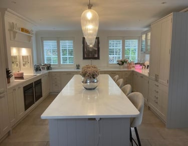 esher-kitchen-full-height-shutters-multiple-windows-kt10