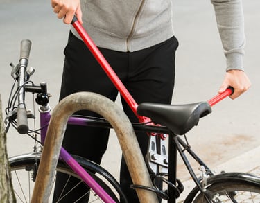 dépannage de cadenas vélo réalisé par un serrurier en pleine intervention bordeaux