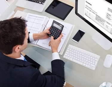 homem com calculadora