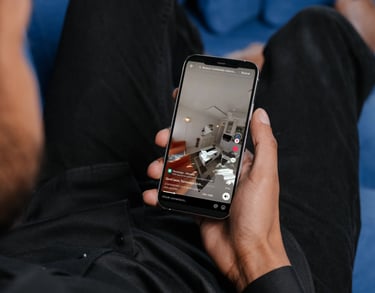 Persona mirando un vídeo en TikTok