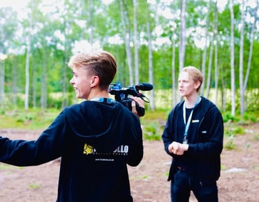 Viktor står och filmar