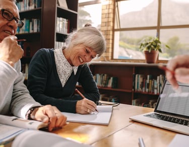 Grupo de personas mayores realizando ejercicios de estimulación cognitiva en un ambiente de aprendiz