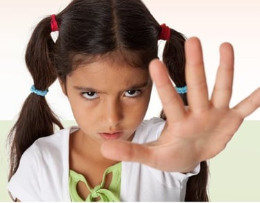 a young girl with a ponytail ponytail hairstyled in a ponytail