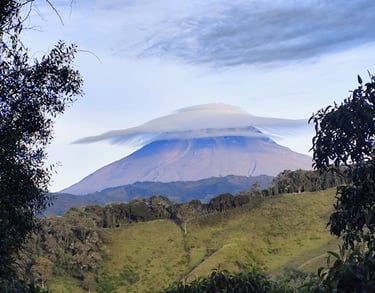 Vista del Nevado del Tolima con paisaje de alta montaña en Anzoátegui