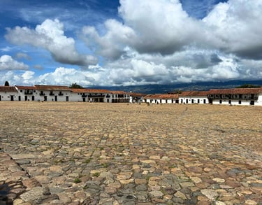 Plaza Mayor de Villa de Leyva. Casa Sol de Iguaque, a solo tres calles