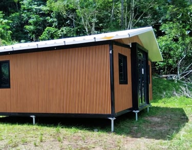 Maison container installée sur fondations légères et robustes.