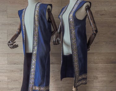 Deux mannequins portant la même tenue à leurs propres dimensions. Les tenues sont identiques