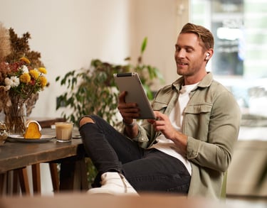 Un homme lisant un ebook