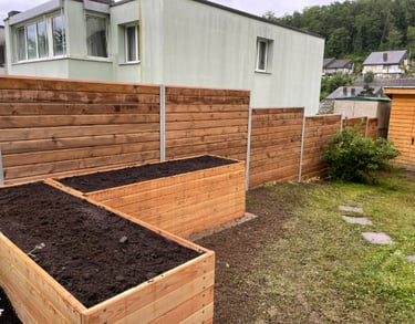Hochbeete aus Holz im gepflegten Gartenbereich – nachhaltiger Gartenbau in Bülach mit individueller 