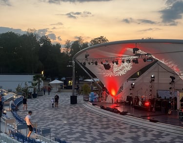 Eine Bühne, auf der einmal im jahr Rock am alten klärwerk stattfindet