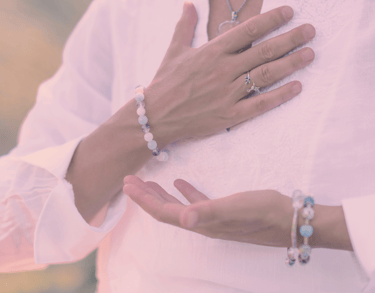 Femme qui pose sa main sur son buste - - Nathalie Collet Voix Son Vibration