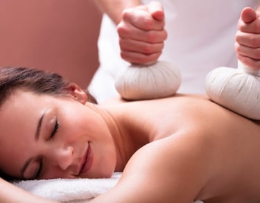 Masaje con pindas aromáticas.