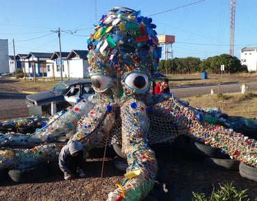 Pulpo Renacido es una obra de arte reciclado en Bahia San Blas