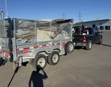 chargement d’objets dans camion (alt : Ramassage d’encombrants à Québec – GCG)