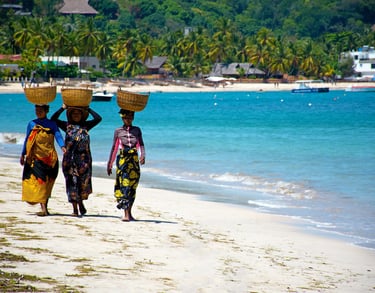 donne con cesta sulla testa in spiaggia