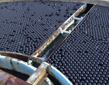 bassin industriel couvert d'enviro shade balls Limite les émissions gazeuses grâce à la couverture p