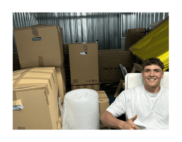 Estudiante satisfecho tras usar servicio de trasteros baratos en Madrid