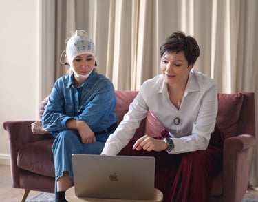 neurocoach pokazuje klientce wyniki