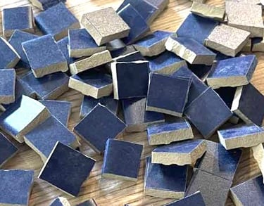 Les tesselles bleues en vrac sur la table avant utilisation pour une mosaique