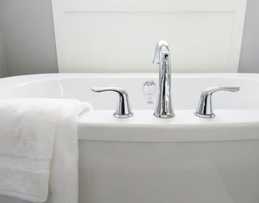Équipe de ménage résidentiel préparant une maison pour une réception.