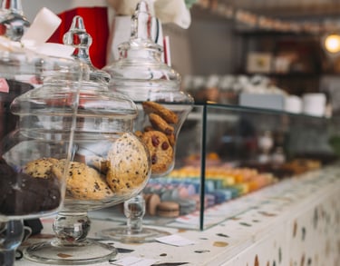 Exhibidor de galletas en un frasco en una cafetería