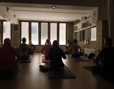 Meditație ghidată la cursul de yoga tradițională din București – practicanți în vajrasana