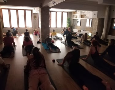 Postură de yoga pentru dureri de spate – asana practicată corect la curs de yoga în București