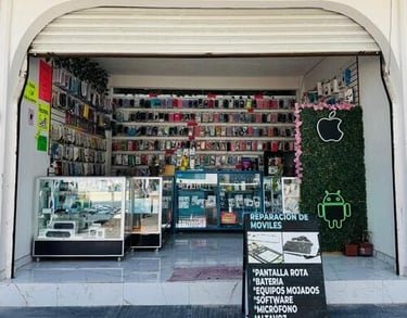 “Tienda de reparación de teléfonos móviles con filas de fundas y un letrero de reparación de display