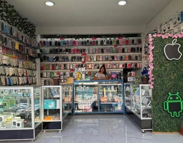 Una tienda de accesorios para teléfonos móviles con fundas montadas en la pared y vitrinas de vidrio