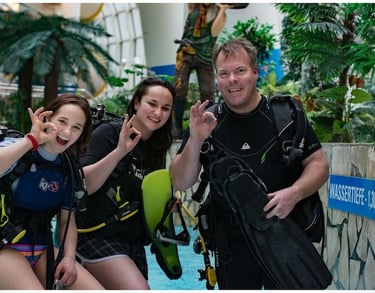 Tauchlehrer mit 2 Schülern am Becken