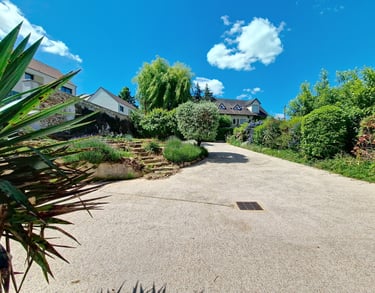 Allée verdoyante et maisons à Mareil-Marly