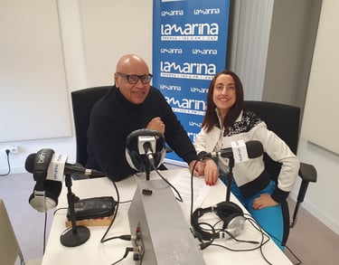 Barbara Beatrice Lavitola con Virgil Simons hablando de accesibilidad en Radio Blue Barcelona