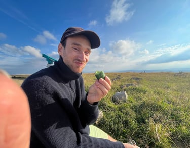 Ole auf dem Brocken, wie er eine Gurke isst.