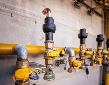 Tubulação de gás com válvulas; teste de estanqueidade e verificação de vazamentos.